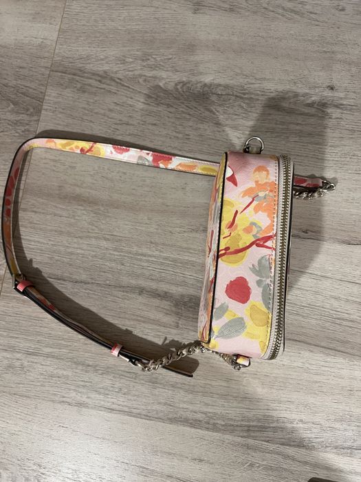 Дамска чантичка GUESS
