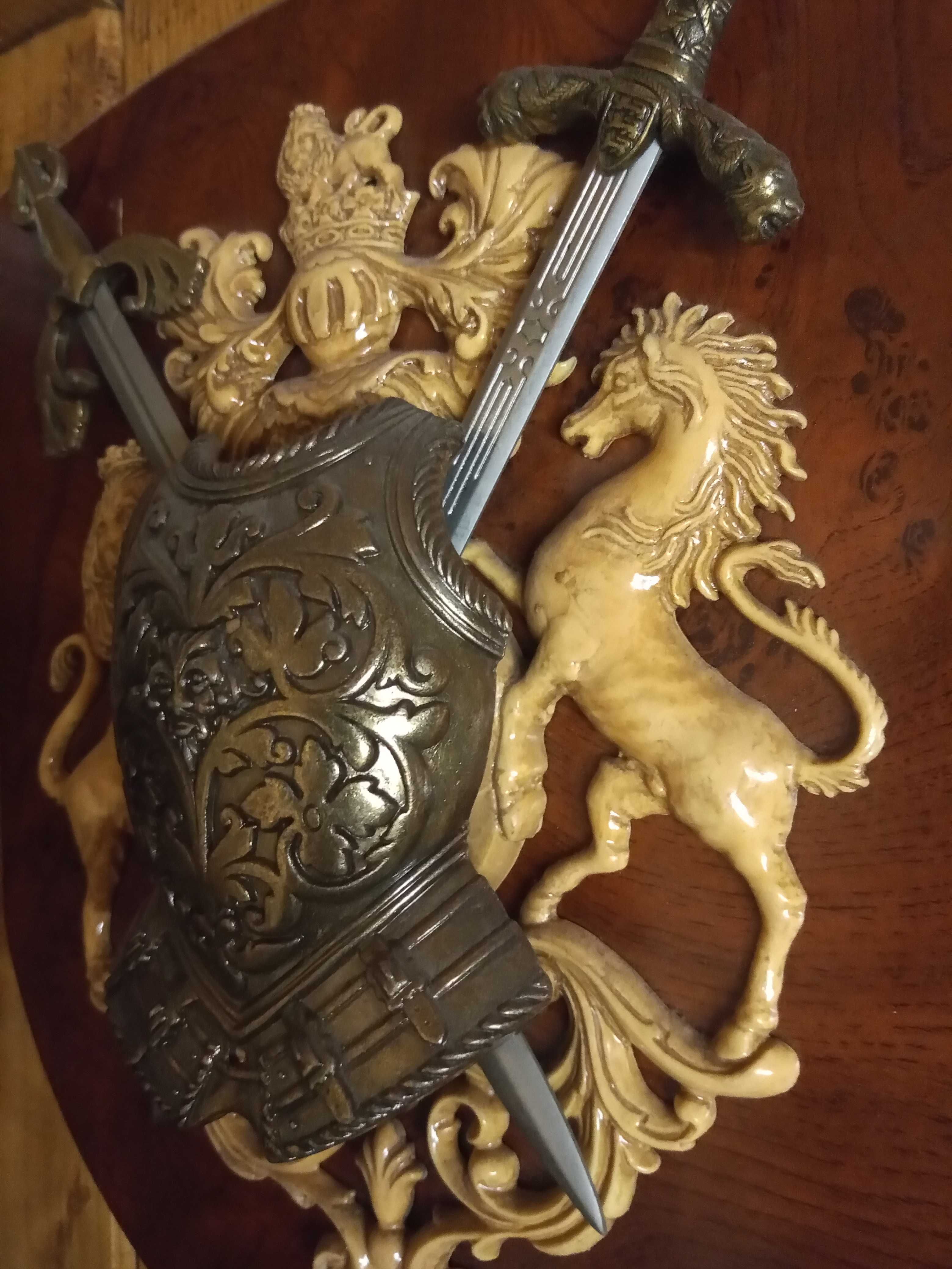 Декоративен герб щит - лъв, кон, броня и мечове