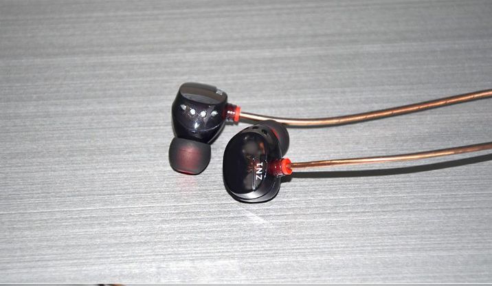 Продавам висококачествени двуканални слушалки тип тапи earphones