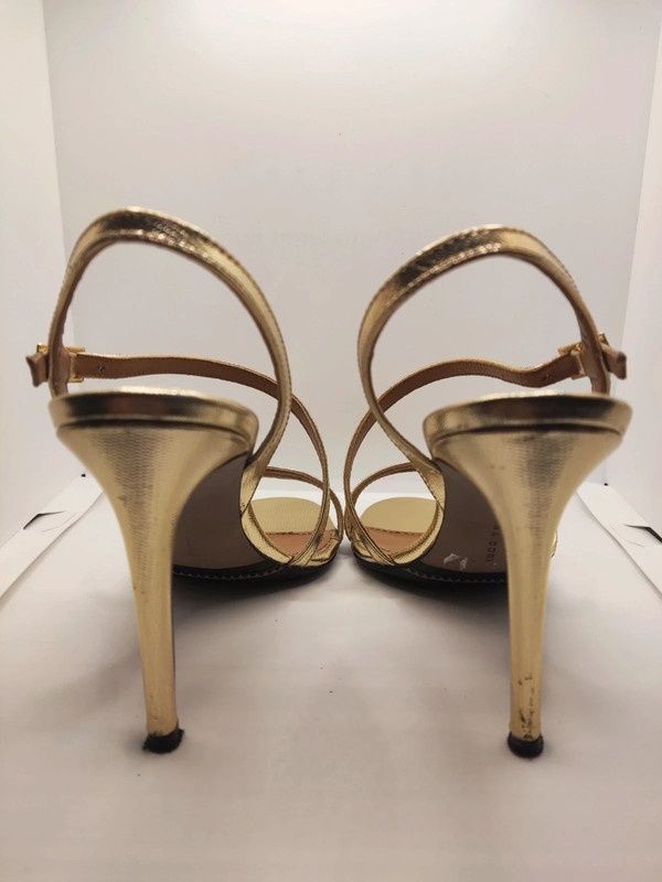 Sandale elegante din piele.