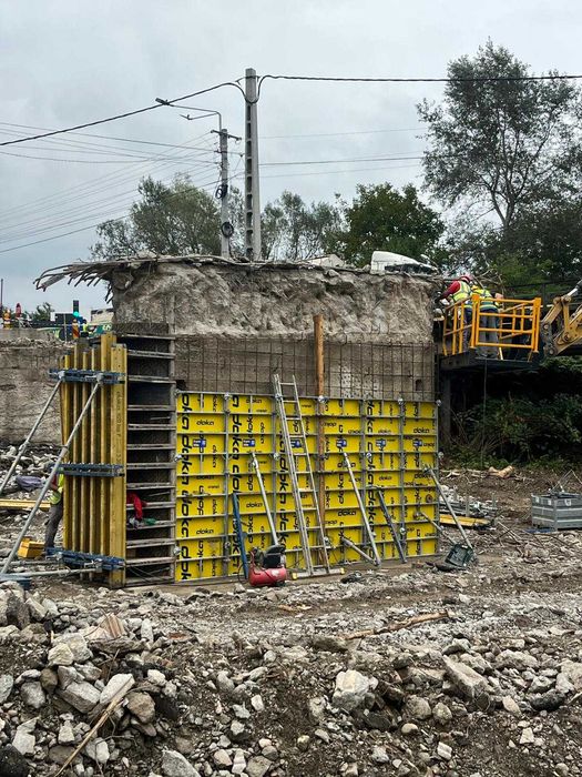 Nacelă cu sistem de prindere pentru excavatoare