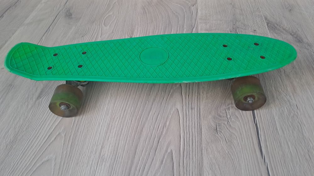 Skatebord verde cu lumini
