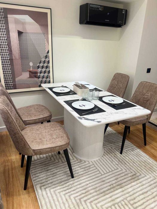 Продается кухонный стол с 4 стульями