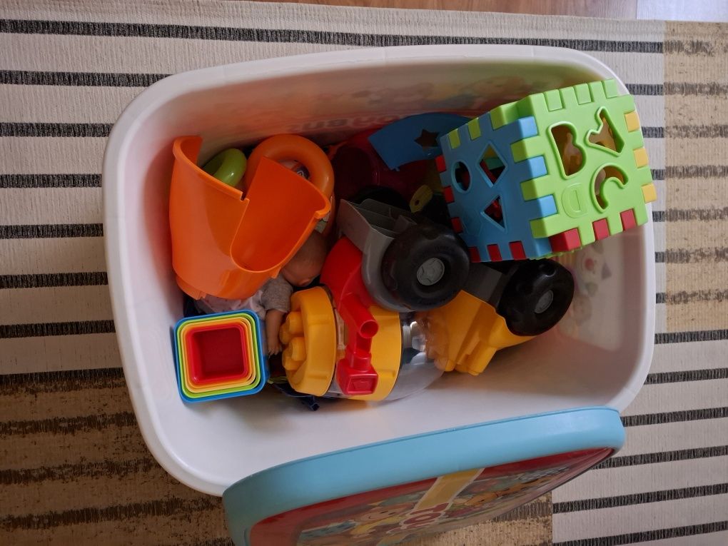 Кутия пълна с играчки