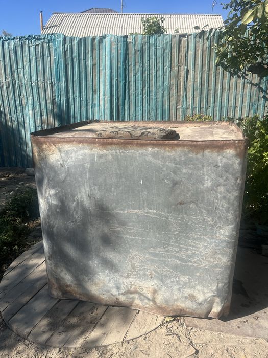 Большая емкость для воды,корма или же в любом другом употреблении.