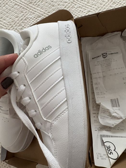 Vand pantofi sport Adidas nou alb