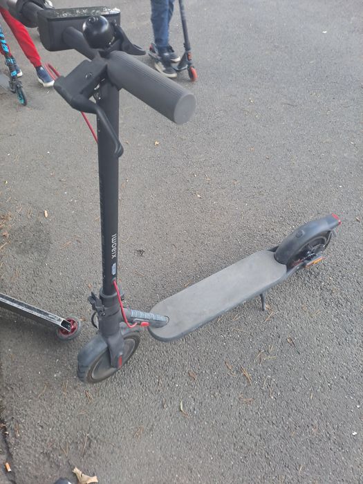 Vând trotineta electrica xiaomi scooter 4
