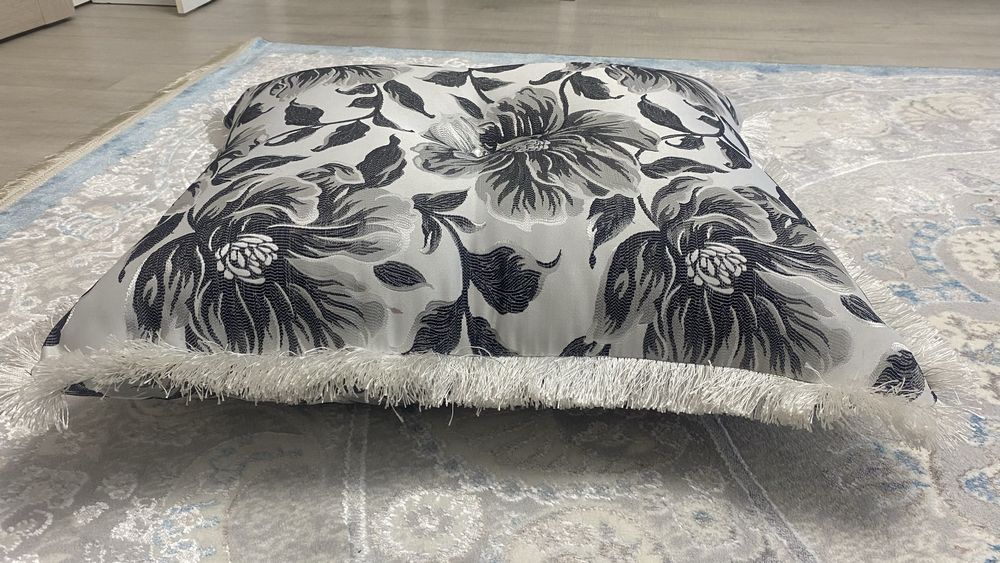 Продается подушка 3 штуки.