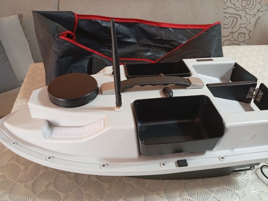 Лодка за захранка D19