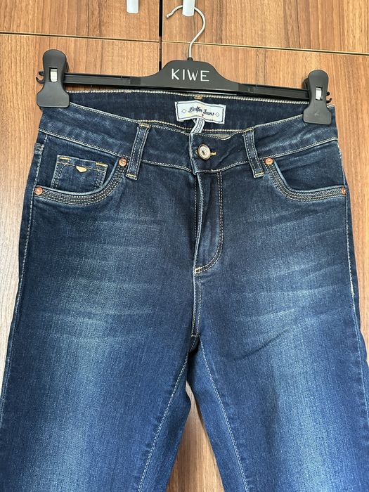 Джинсы slim fit.