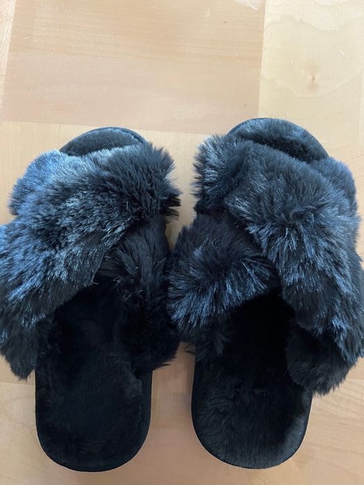 Papuci de casă pufoși, călduroși și foarte ușori