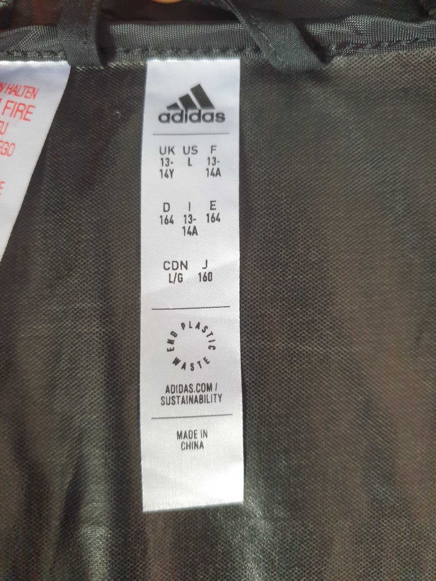 Geaca de vant Adidas, inscriptionata cu Poli Timisoara