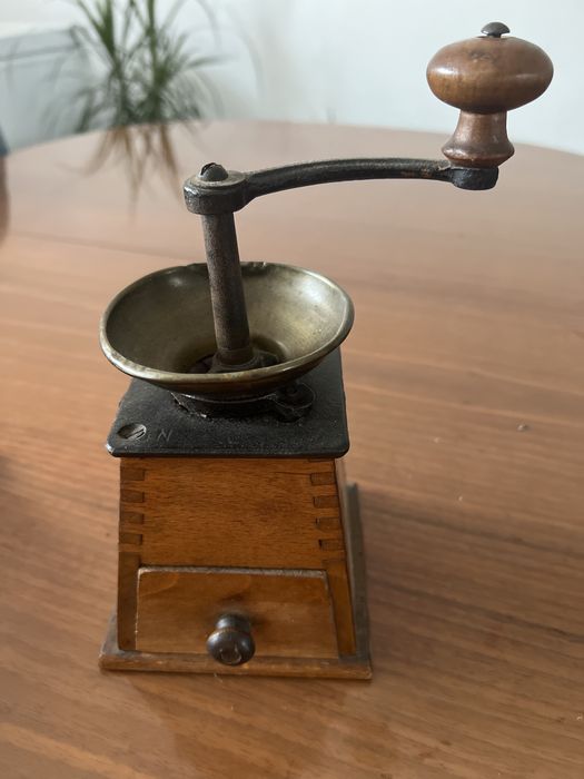 Rasnita vintage din lemn  si fier