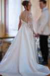 Rochie de mireasa cu capa (detasabila) pe umarul drept