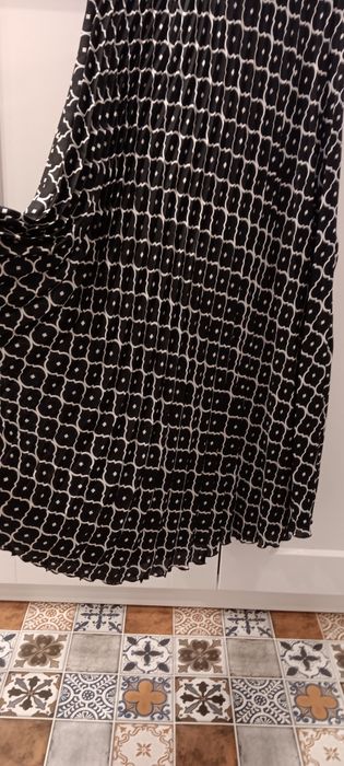 Продавам дамска плисирана пола