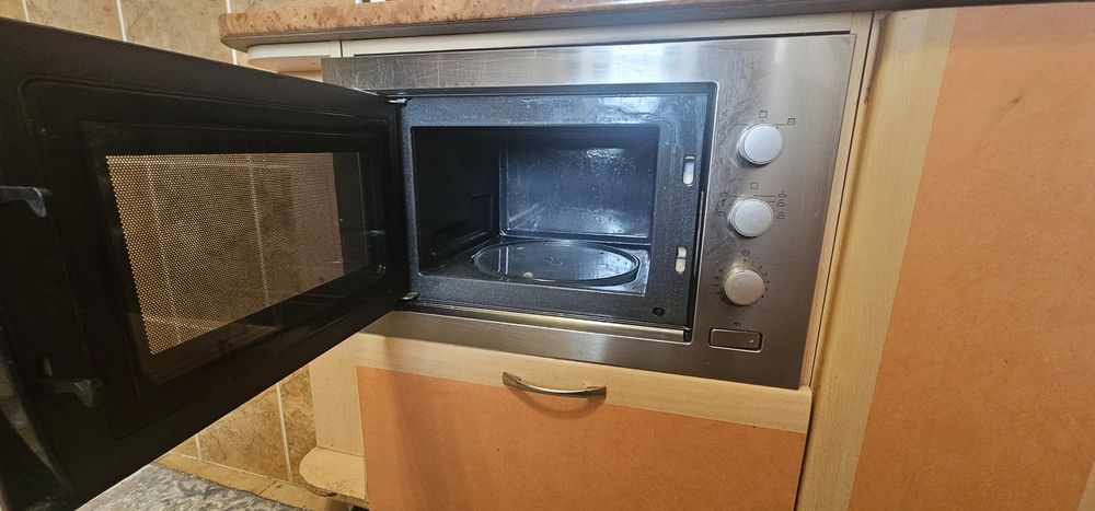 Продам б/у встраиваемую микроволновую печь