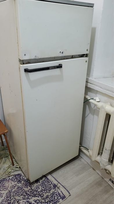 Продаю старый рабочий холодильник