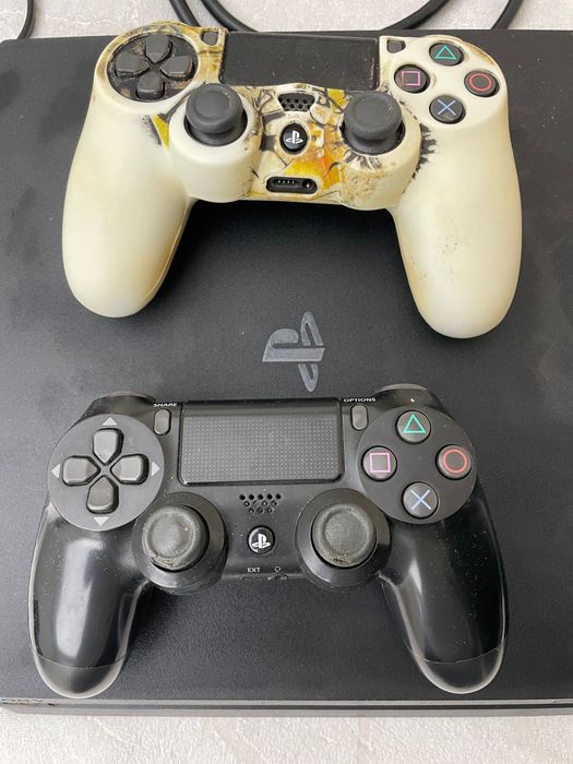 Конзола за игра PlayStation 4 Slim, FC24 и два джойстика