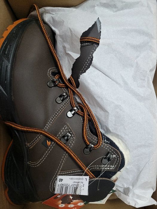 Продам зимнюю спец обувь