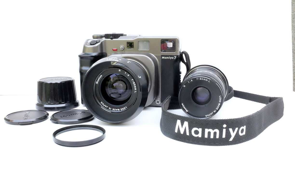 Vând kit Mamiya 7 + obiective 65mm/ F4 și 80mm/ F4 în stare impecabilă