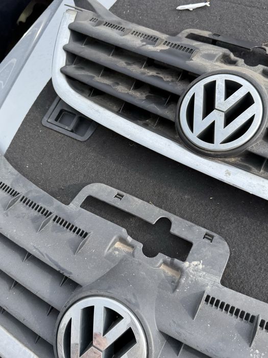 Рашетка предна броня  за Vw Touran 1 Туаран 1T0853651 маска с емблема