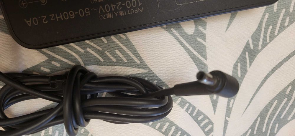 ASUS incarcator 19V-6.32A model cu pin central  PA-1121-28