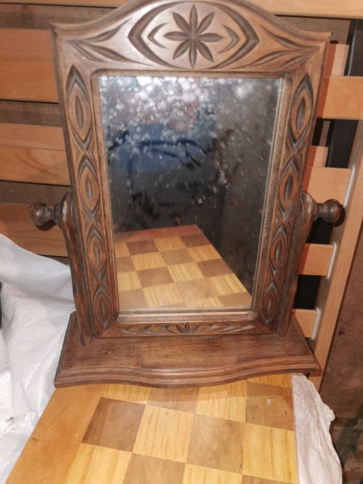 Инвалиден стол. Със тоалетна. Старо огледало. Нощна лампа и др.