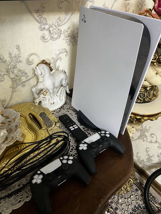 Play Station 5 дисководом состояние новая 2 джойстика 8 игры