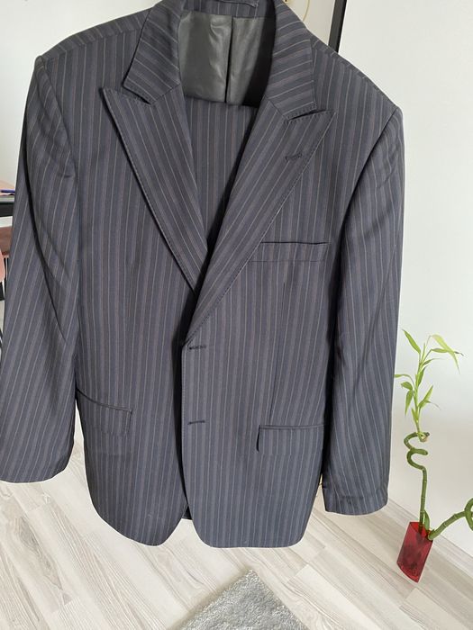 Vând Costum bărbătesc mărime 52 cm