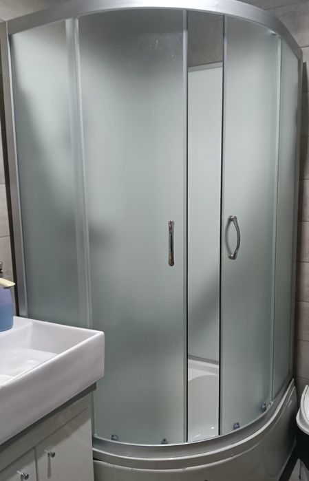 Cabina de dus extrem de putin folosita.