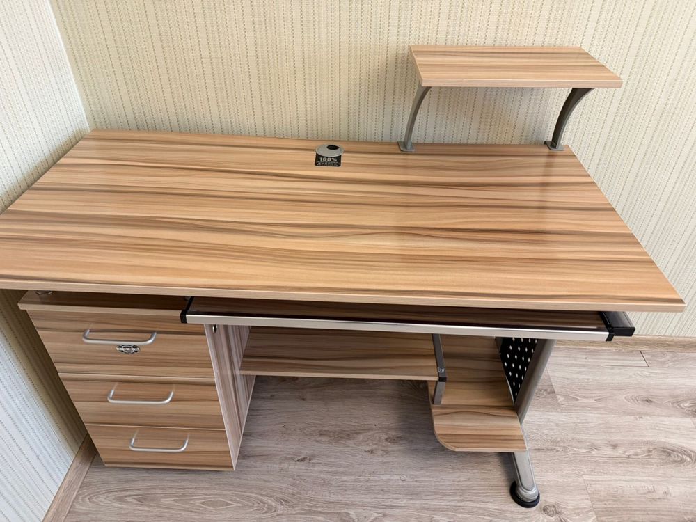 Продам компьютерный стол в отличном состояние.