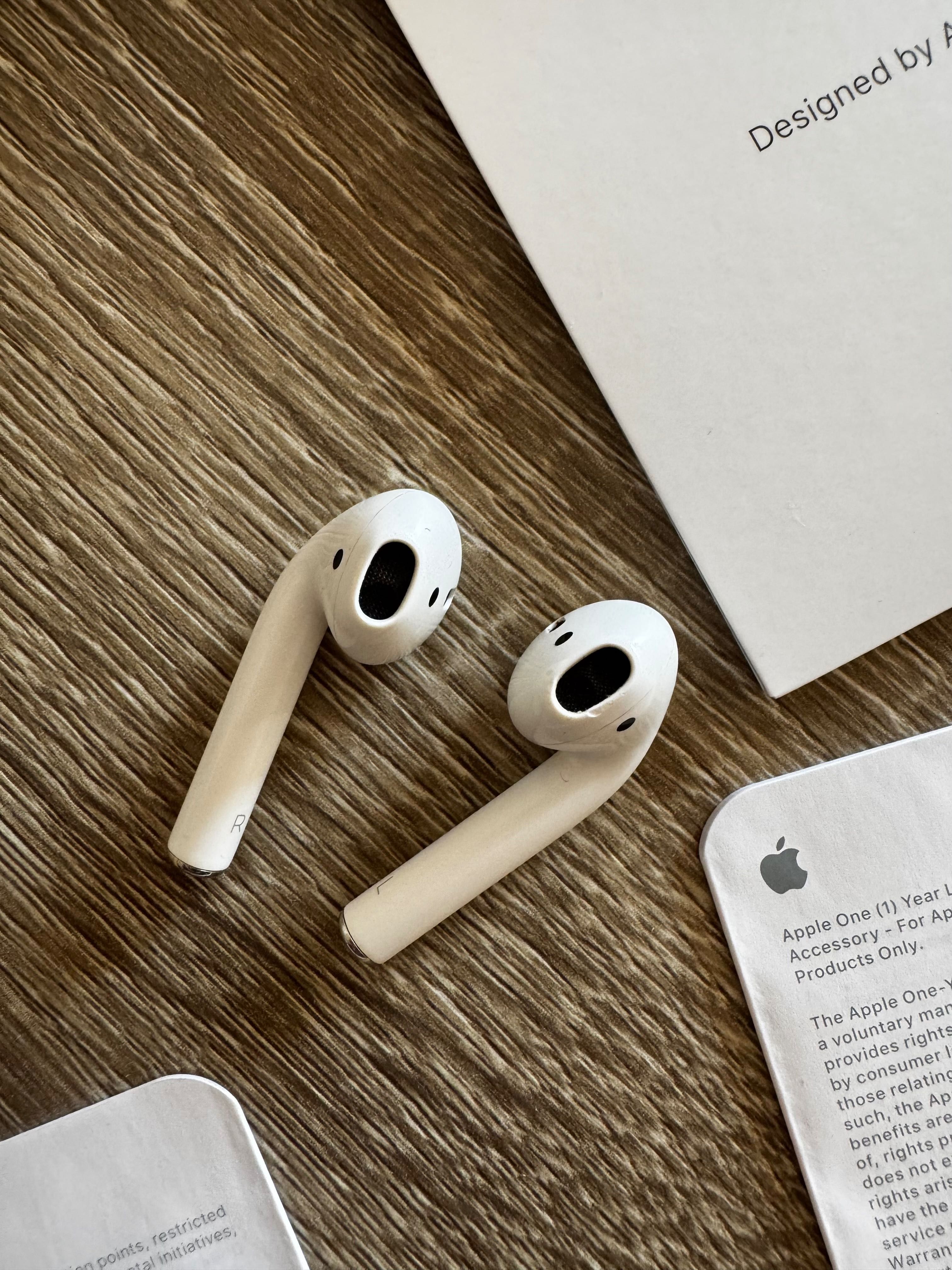 Apple AirPods Слушалки