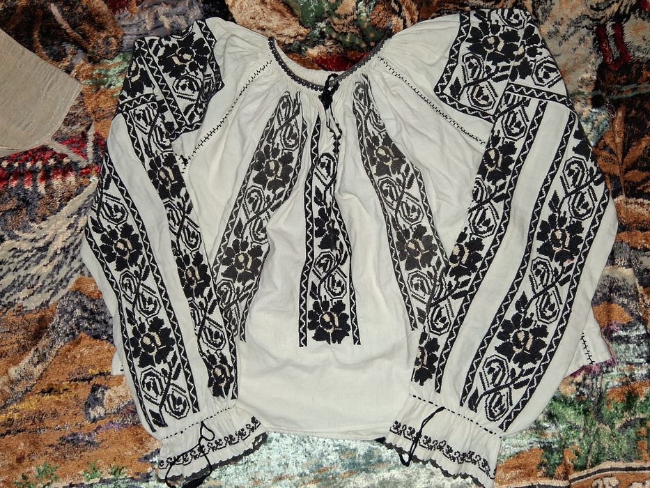 Ie autentica veche pentru o fetita 10 ,11 ani