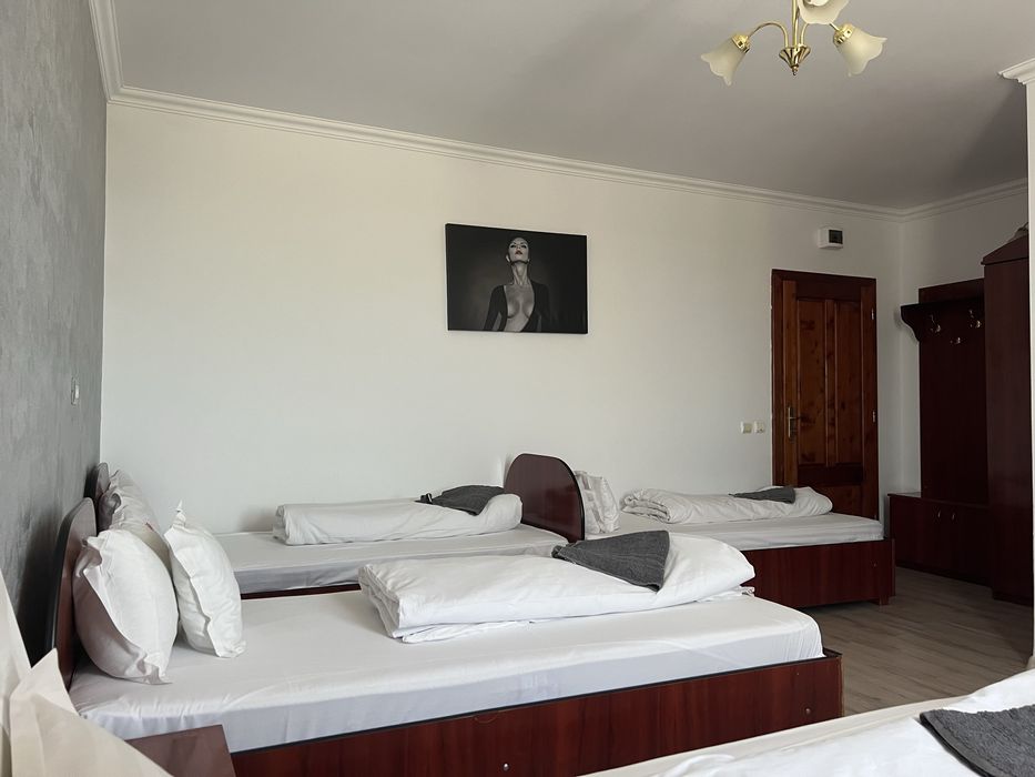 Vind paturi de o persoana,cu saltea inclusa,stare impecabila,culoare m