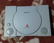 Vând PlayStation 1 fat în stare bună și în stare de funcționare