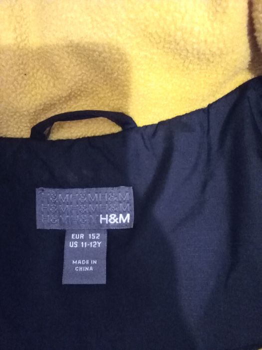 Geaca H&M, marimea 152, unisex, de culoare negra si portocaliu.