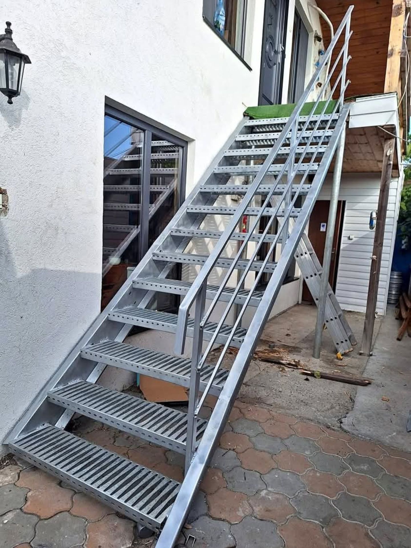 Confectionam scarii metalice zincate exterioare și pentru incendii , p