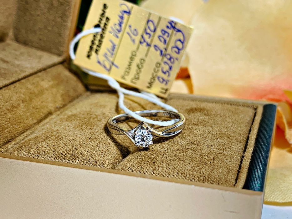 Нежное золотое кольцо модели «Одноглазка» с бриллиантом