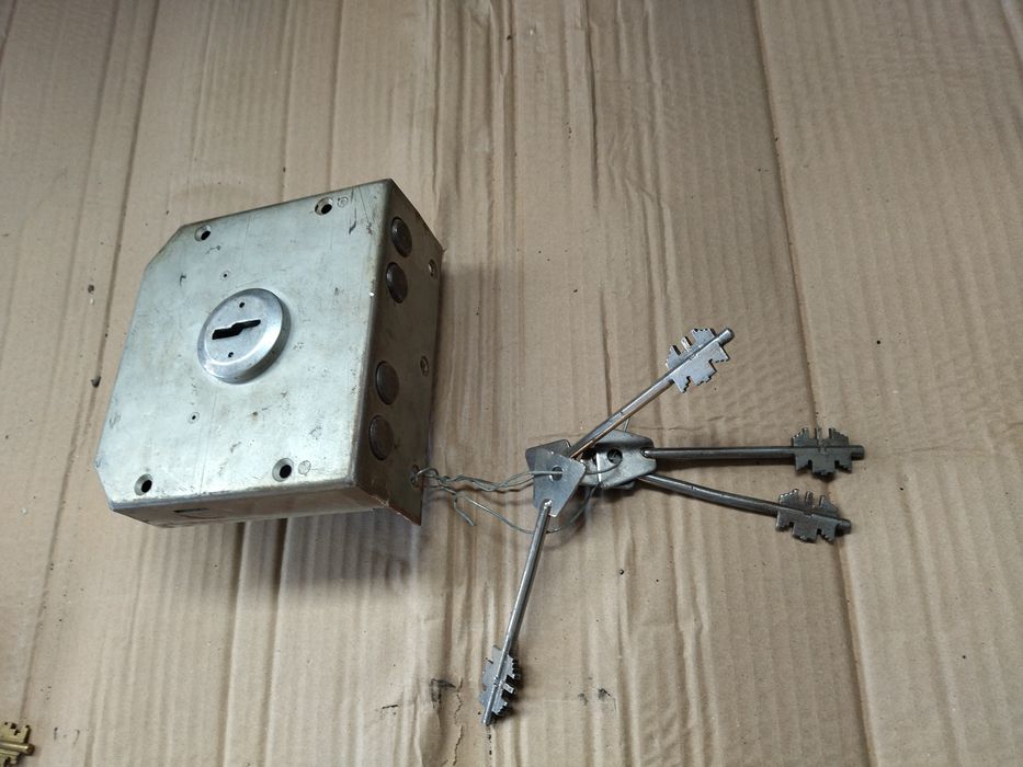 Продам замок на железный дверь, четыре ключами отличном состоянии.