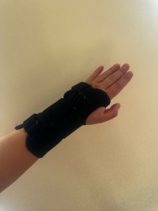 Бандаж с пластиной на левую руку