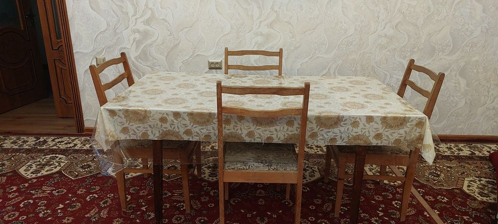 Продаётся стол и стулья