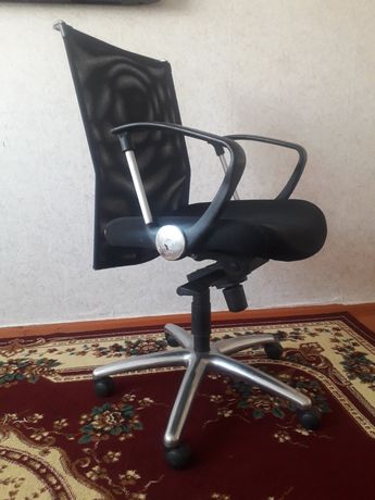 Продаю сеточное кресло в хорошем состоянии