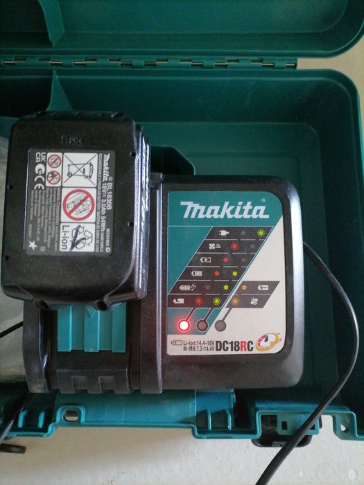 Продам зарядное устройства макита новые  2 штуки