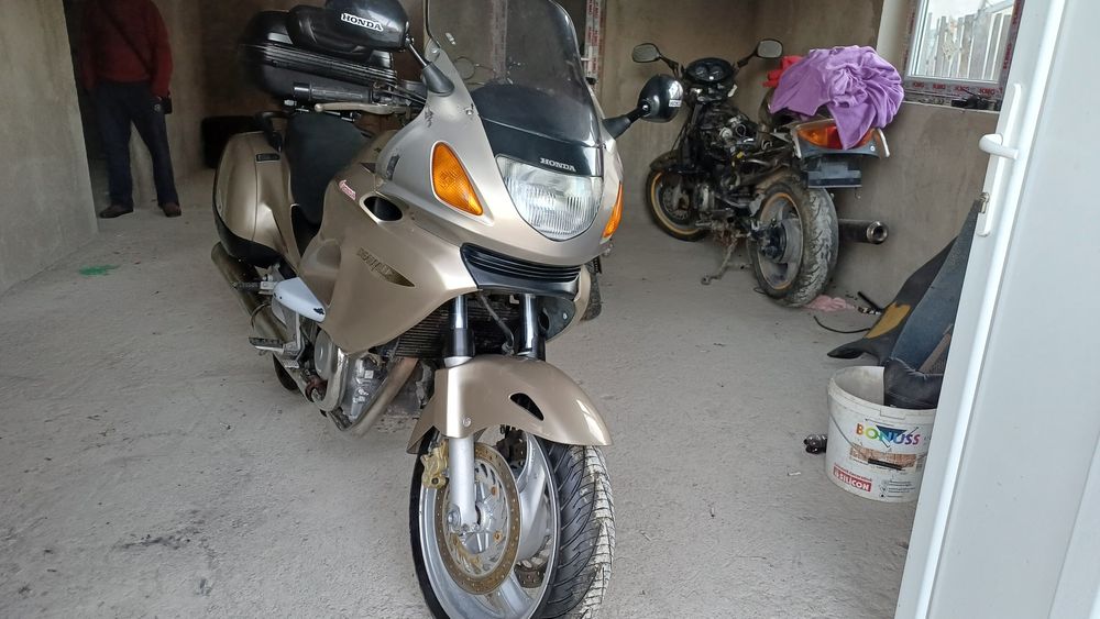 Honda Deauville 650 vând sau schimb cu mașini de Anglia