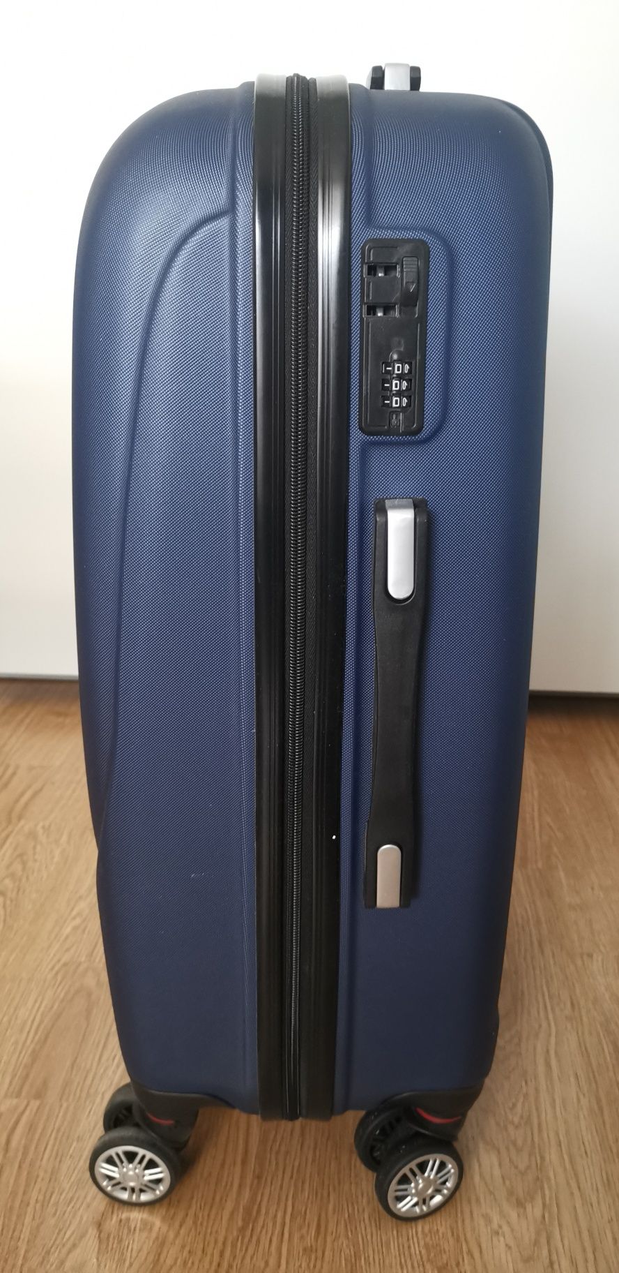 Твърд Куфар с 4 колела, 60 л