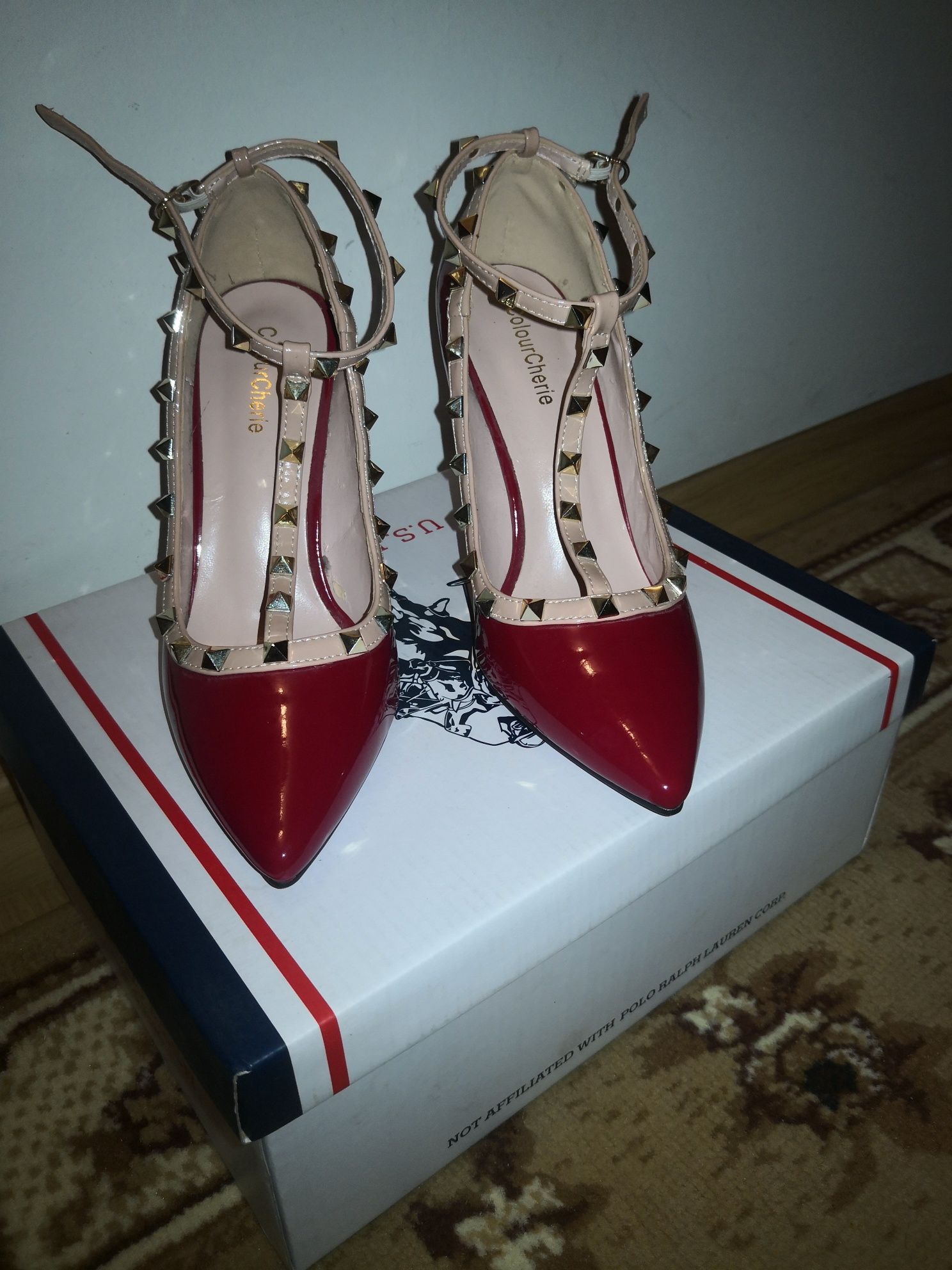 Pantofi stiletto