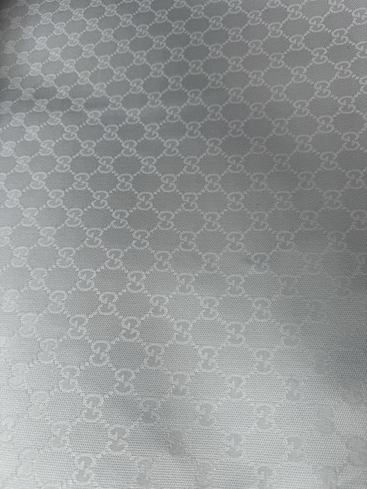 Vand material Gucci si Louis Vuitton