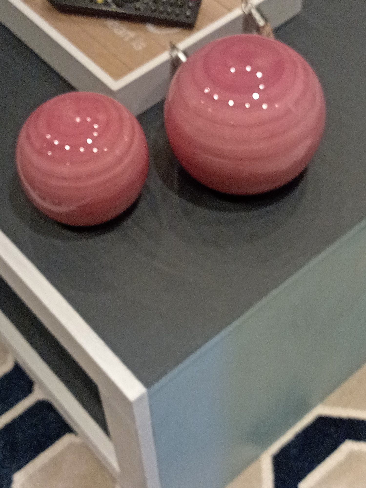 Стъклена ваза,декоративни топки