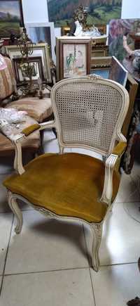 Антикварни кресло с ратан и дърворезби