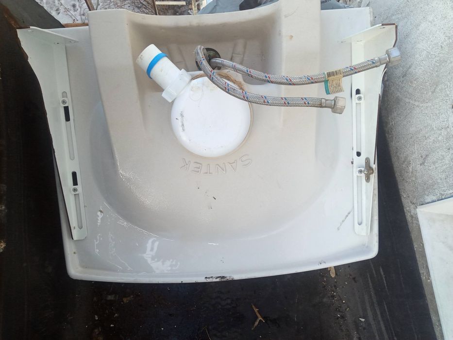 Новая раквина с сметителеи и крепленией